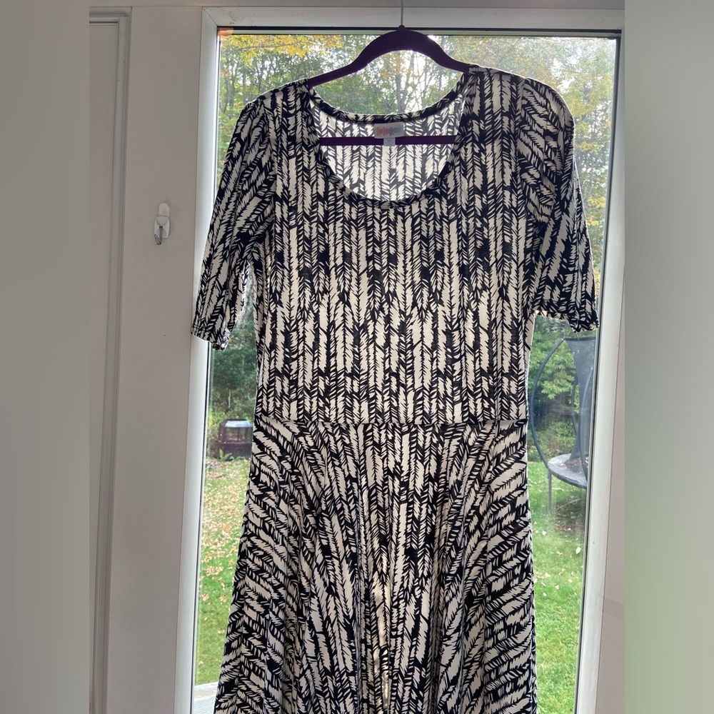 Lularoe XL dress 3/4 sleeve, below the knee, black & white perfect condition